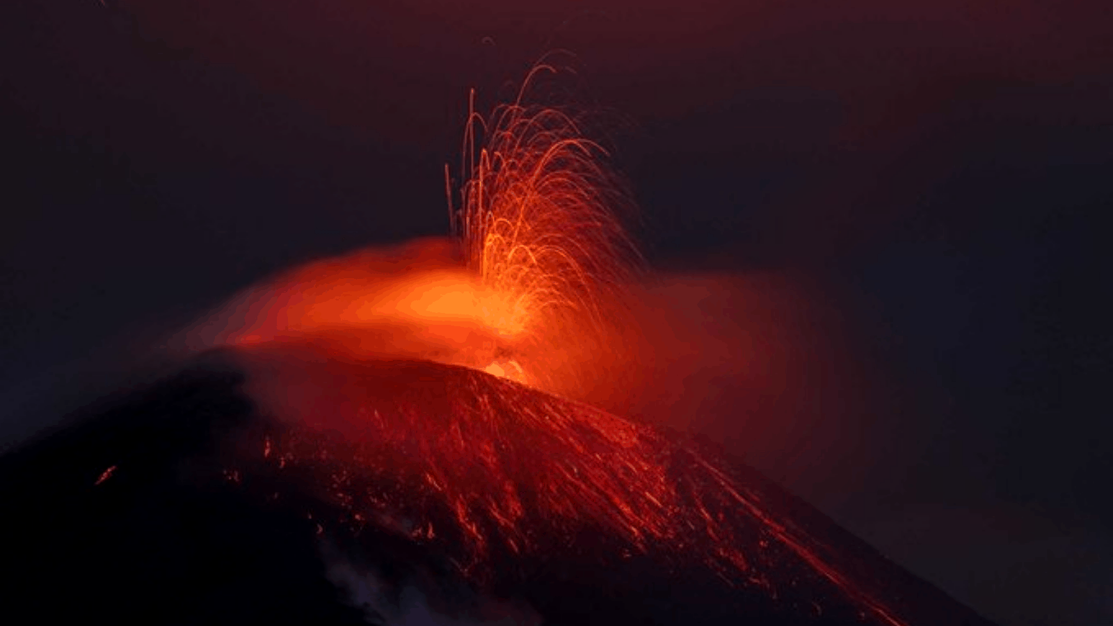 Действует ли вулкан этна. Извержение вулкана Этна. Извержение вулкана Этна 1669. Жерло вулкана Этна. Вулкан Тонга извержение 2009.