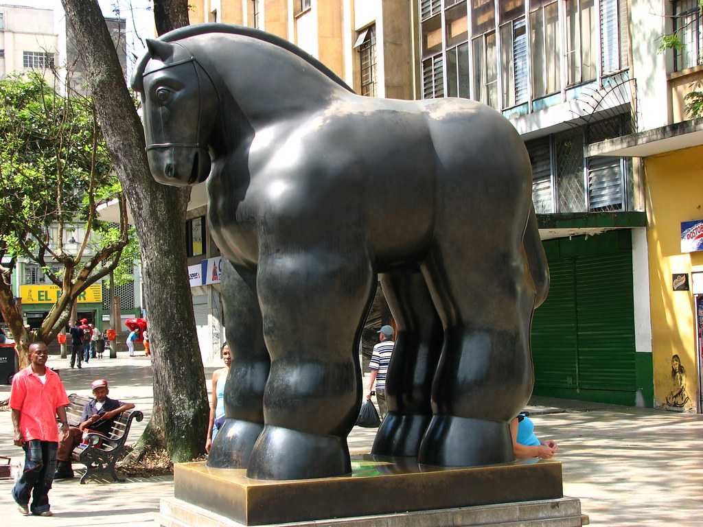 Скульптура фернандо ботеро «лошадь»