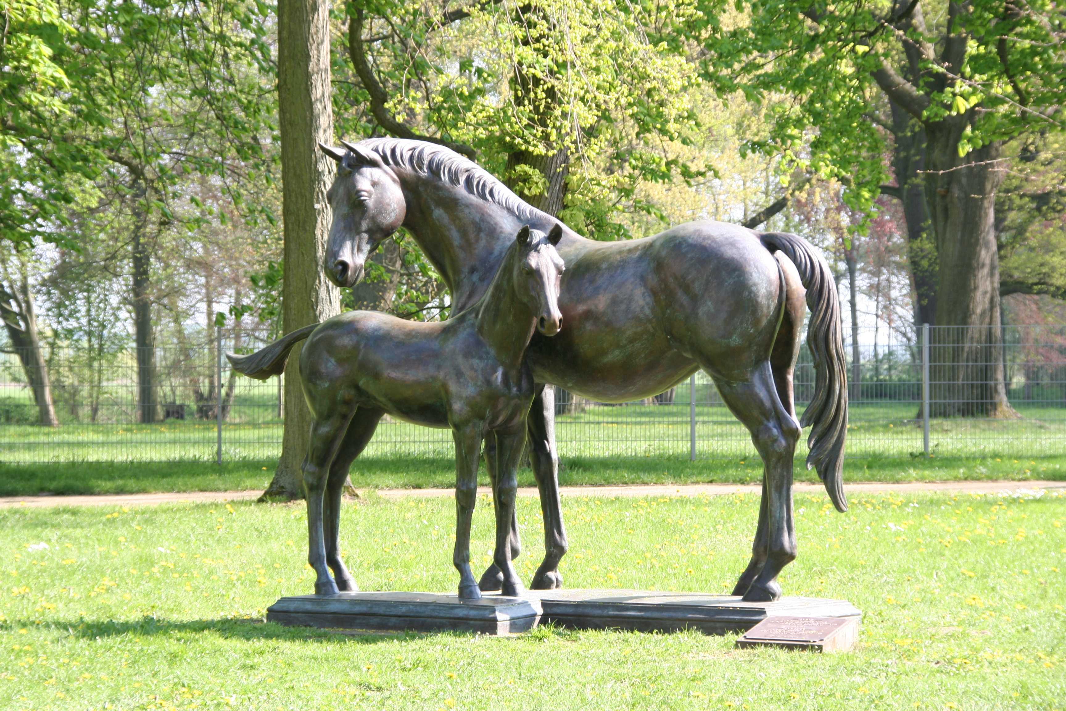 Лошадка в парке. Нижняя Саксония статуя лошадок. Бронзовая скульптура «жеребец нижней Саксонии». Черемисовка памятник лошади. Кузьминки парк памятник конь.