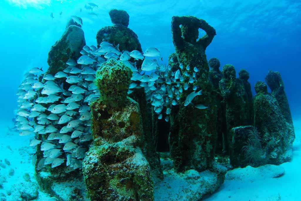 Подводный музей в канкуне. мексика