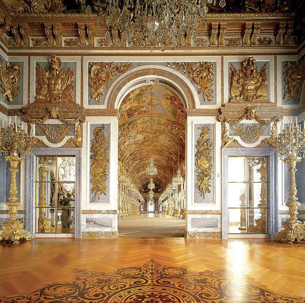 Версаль интерьер. Версальский дворец Версаль стиль Барокко. Барокко интерьеры Версальского дворца. Замок Херренкимзее баварский Версаль. Версальский дворец Анфилада залов.