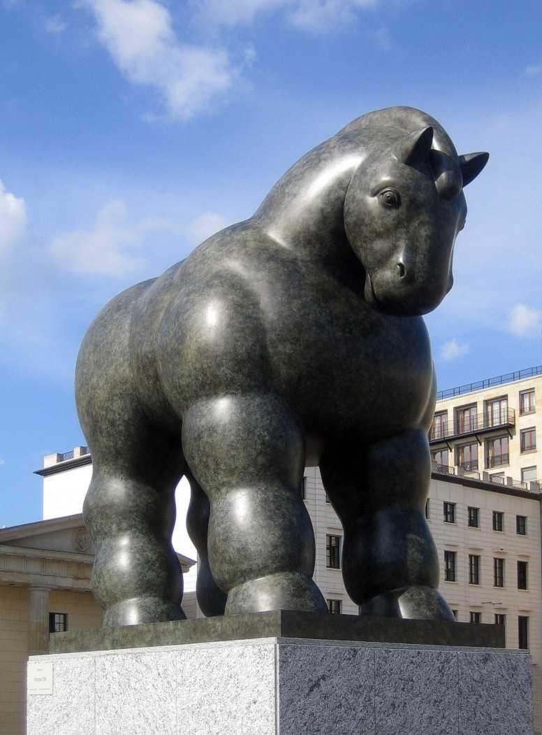 Скульптура фернандо ботеро «лошадь»